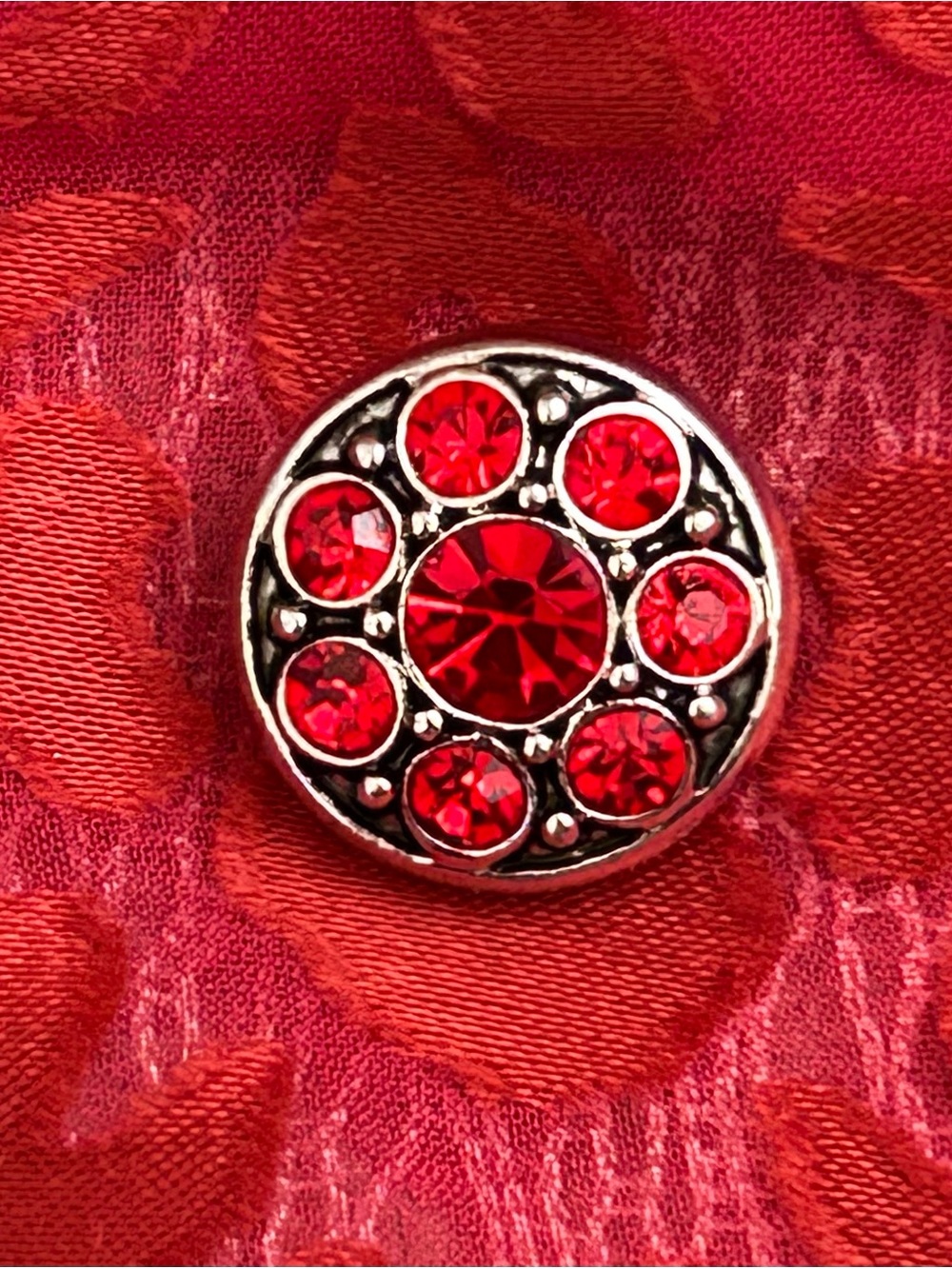 Magnolia and Vine 18mm Red Crystal Snap